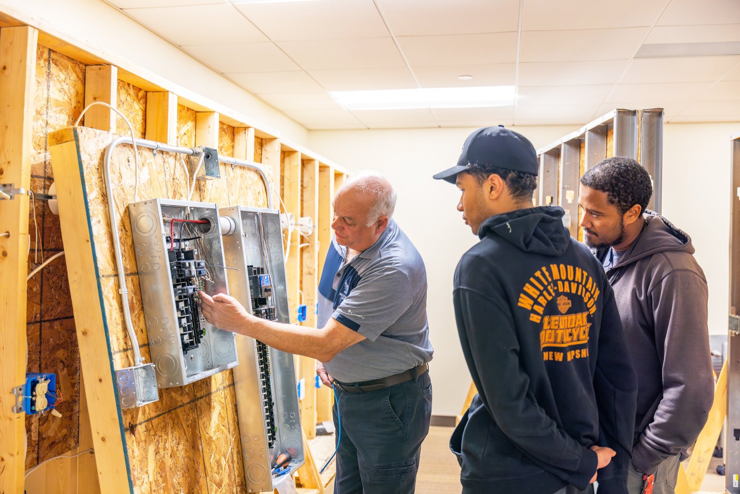 Extension School faculty member leads students through an electrical lesson.